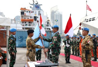 Menjelang Transfer of Authority (ToA), KRI Frans Kaisiepo-368 dan KRI Diponegoro-365 melaksanakan rangkaian kegiatan verifikasi dan hand over / take over (HOTO) internal Troop Contributing Country (TCC) Indonesia yang dipimpin langsung oleh Komandan Pusat Misi Pemeliharaan Perdamaian (PMPP) TNI, Laksda TNI Retiono Kunto H., S.E., M.A.P., CRMP, M.Tr.Opsla., bertempat di Pelabuhan Beirut, Lebanon, Selasa (9/1/2024)