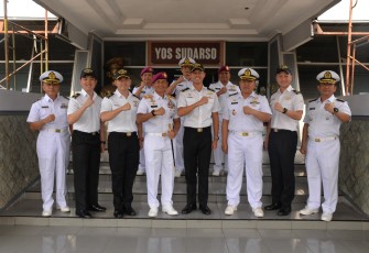 Komandan Pangkalan Utama TNI AL (Danlantamal) V Brigjen TNI Marinir Joni Sulistiawan, S. H., M. Han menerima kunjungan Komandan Kapal Perang Republic of Singapore Navy (RSN) RSS Endeavour (210) Letkol Leong Mingjie beserta crew di Ruang Transit Mako lantamal V Perak, Surabaya, Kamis (11/01/2024)
