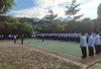Kegiatan upacara bendera yang di laksanakan satu minggu sekali di MTSN 2 Kebonagung Kab. Pacitan kali ini terasa sangat istimewa, karena di pimpin langsung oleh Danramil 0801/02 Kebonagung Kodim 0801/Pacitan Letda Cpl Indra Masruhin.