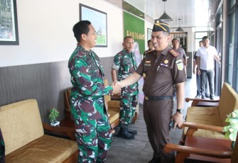 Dandim Ngawi saat Sambut Kajari Ngawi di Makodim Ngawi