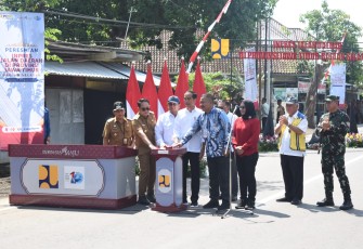 Menteri Pekerjaan Umum dan Perumahan Rakyat (PUPR) Basuki Hadimuljono Dampingi Presiden Joko Widodo Resmikan Pelaksanaan Inpres Jalan Daerah di Jatim