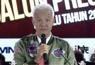Calon Presiden RI nomor urut 3 Ganjar Pranowo saat memaparkan visi dan misi serta program kerja dalam debat ketiga Pilpres 2024 di Istora Senayan, Jakarta, Minggu (7/1/24).
