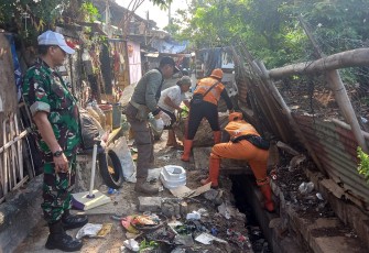  Anggota Koramil 04/Pulogadung Karya Bakti Bersama Warga