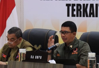 Kepala Badan Nasional Penanggulangan Bencana (BNPB) Letjen TNI Suharyanto, S.Sos., M.M. pada Rapat Koordinasi (Rakor) Penanganan Bencana Hidrometeorologi di Provinsi Riau, Kota Pekanbaru, Jumat (19/1). 