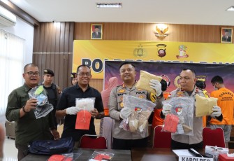 Polres Kubu Raya berhasil menggagalkan penyelundupan narkoba antar Provinsi, terhitung pada Bulan Januari 2024 Satuan Reserse Narkoba Polres Kubu Raya menangkap 3 kurir Narkoba dan menyita 1,5 Kg Sabu