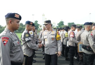 Kapolda Jawa Timur Irjen Pol Drs. Imam Sugianto ,M.Si,kembali memberikan penghargaan kepada Pegawai Negeri Sipil (PNS) pada Polri Polda Jatim yang berprestasi, sebanyak 56 personel termasuk masyarakat umum