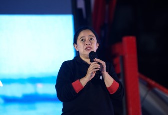 Ketua DPP PDI Perjuangan (PDIP) Puan Maharani nonton bareng (nobar) film tentang HOS Tjokroaminoto bersama kader partai dan warga Wonosobo, Jawa Tengah