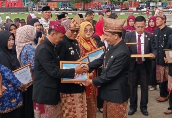 Wakil Bupati Kaur saat Penyerahan Piagam Penghargaan