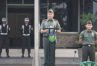 Danrem 041/Gamas Brigjen TNI Rachmad Zulkarnaen saat memimpin Upacara Bulanan Pengibaran Bendera Merah Putih, bertempat di Lapangan Makorem 041/Garuda Emas, Rabu (19/6/2024) pagi.