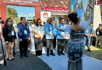Pasangan Bakal Calon Wali Kota dan Wakil Walikota Bitung, Hengky Honandar dan Randito Maringka saat mendaftar di KPU Bitung
