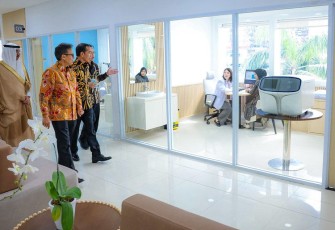 Presiden Joko Widodo saat meninjau gedung RS Dharmais 