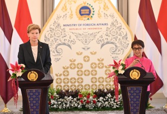 Menteri Luar Negeri RI Retno Marsudi saat menerima kunjungan kerja Menteri Luar Negeri Latvia, H.E. Baiba Braže di Jakarta hari ini (5/9). 