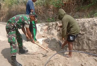  Kodim Madiun Laksanakan Program TNI Manunggal Air Bersih di Wilayah Saradan
