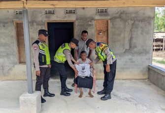 Polsek Belitang III Bagikan Bantuan Sembako Kepada Warga yang Membutuhkan