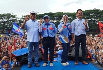 Pasangan Calon (Paslon) Walikota dan Wakil Walikota Padangsidimpuan No.3, Hapendi Harahap - Gempar Nasution, didampingi istri pada Kampanye Akbar yang  dilaksanakan di Stadion HM Nurdin Nasution atau Stadion Naposo, Kamis (21/11/2024)