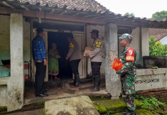 Anggota Kodim Ponorogo Bersama Unsur Terkait Terus Lakukan Penanganan Warga Terdampak