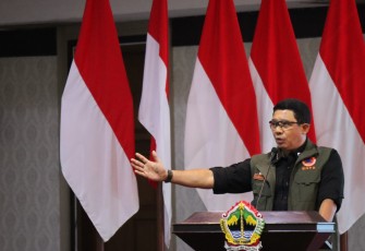 Kepala BNPB Letjen TNI Suharyanto S.Sos, M.M., saat memimpin Rapat Koordinasi Siaga Darurat Kekeringan dan Karhutla di Kantor Gubernur Jawa Tengah, pada Selasa (23/7)