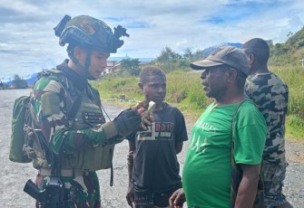 Satgas Yonif 509 Kostrad Laksanakan Patroli Keamanan dan Komsos di Pasar Sugapa