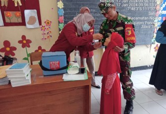 Anggota Kodim 0802/Ponorogo Lakukan Pendampingan Tim Nakes