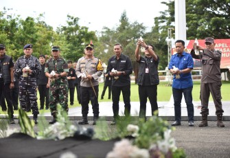 Dandim 0801/Pacitan Letkol Inf Roliyanto S.I.P., M.I.P., bersama jajaran Forkopimda mengikuti kegiatan apel akbar siaga pengawasan pemilihan umum 2024