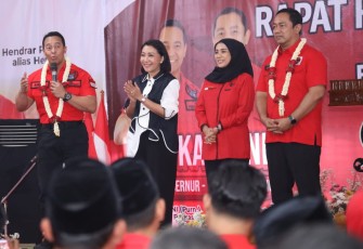 Bacagub dan Cawagub Jawa Tengah, Andika Perkasa - Hendrar Prihadi bersama istri, saat menghadiri acara Rapat Kerja Cabang Khusus (Rakercabsus) Pilkada Jawa Tengah, di Kantor DPC PDIP Karanganyar, Senin (9/9/2024).