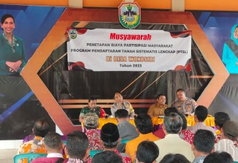 Babinsa Koramil 0801/08 Tulakan Kodim 0801/Pacitan Sertu Agus Widodo mengikuti musyawarah dalam rangka penetapan biaya partisipasi masyarakat melalui program Pendaftaran Tanah Sistematis Lengkap (PTSL)