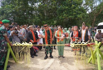 Kunjungan kerja Kepala Staf Angkatan Darat (Kasad) Jenderal TNI Maruli Simanjuntak, M.Sc., Ketua Umum Persit Kartika Chandra Kirana, Ny. Uli Simanjuntak ke wilayah perbatasan Indonesia-Malaysia di Jagoi Babang, Kabupaten Bengkayang, Kamis (25/1/2024)