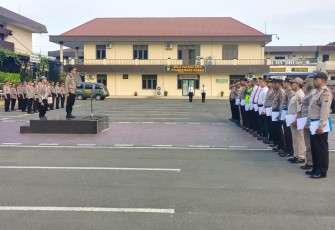  Kombes Pol Teddy Marbun saat memimpin pelaksanaan apel pagi pasukan di lapangan apel Mapolrestabes Medan, Jalan HM Said No.1, Senin (5/2/2024) pagi. 