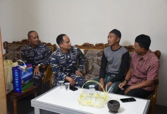 Kadisminpers Lantamal V saat Jenguk Prajurit yang sakit, Rabu (07/02/2024).