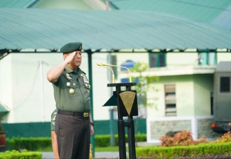 Irdivif 2 Kostrad Brigadir Jenderal TNI Eventius Teddy Danarto bertindak sebagai Inspektur Upacara, memimpin jalannya upacara bendera 17-an