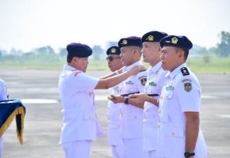 Danpuspenerbal Laksda TNl Sisyani Jaffar memimpin prosesi Serah Terima Jabatan tiga Komandan Satuan dijajarannya yang digelar dengan upacara militer di Apron Shelter Heli Pangkalan Udara TNl Angkatan Laut (Lanudal) Juanda, Jumat (23/2/2024).
