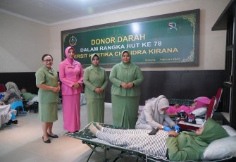 Dalam rangka menyambut HUT Persit Kartika Chandra Kirana ke-78 Tahun 2024, Persit KCK Koorcab Rem 121 PD XII Tanjungpura menggelar kegiatan donor darah. Ketua Persit Kartika Chandra Kirana Koorcab Rem 121 PD XII Tanjungpura, Ny. Mia Luqman Arief, beserta pengurus menyempatkan hadir dalam kegiatan tersebut