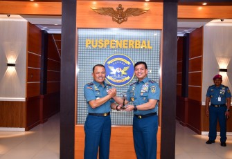 Komandan Pusat Penerbangan Angkatan Laut (Danpuspenerbal), Laksda TNl Sisyani Jaffar menerima Courtesy Call (CC) Gubernur Akademi Angkatan Laut (AAL), Laksda TNI Dato Rusman Sutan Nurdin yang diterima di Ruang VlP Gedung R. Kasenda, Mako Puspenerbal, Juanda, Selasa (24/12/2024)