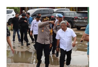 Kapolres Kubu Raya AKBP Wahyu Jati Wibowo bersama Bupati Kubu Raya H. Muda Mahendrawan meninjau pelaksanaan pemungutan suara Pemilu 2024 di TPS 018 Perumahan Star Borneo Residence (SBR 7) Desa Ampera Raya, Kecamatan Sungai Ambawang Kabupaten Kubu Raya Kalimantan Barat, Rabu (14/2/24)