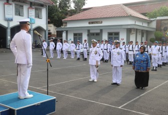 Komandan Pangkalan TNI AL (Danlanal) Tegal Letkol Laut (P) Adi Surono, S. T., M. T., M. Tr. Hanla., CTMP., memimpin jalannya Upacara Wisuda Purna Bhakti Prajurit dan PNS serta pelepasan PgS. Pasops Lanal Tegal Lettu Laut (P) Aji Guntur ke tempat penugasan yang baru di Lapangan Apel Mako Lanal Tegal Jalan Proklamasi No. 1 Kota Tegal, Jumat (15/03)