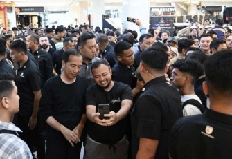 Kehadiran Presiden Jokowi disambut masyarakat yang tengah berada di mal. Presiden pun langsung menyapa warga dan melayani permintaan swafoto mereka.