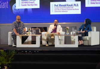Direktur Keuangan, Treasury & Global Services Bank Jatim Edi Masrianto saat menjadi pembicara dalam talkshow Wawasan Business Forum #TheNextGiant Suara Surabaya pada Jumat malam (23/2). 