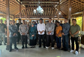 Polda DIY, DPKH dan Dinkes Gunungkidul saat melakukan sosialisasi dan edukasi larangan penyembelihan ruminansia betina produktif dan bahaya penyakit hewan ternak zoonosis kepada jagal di Gunungkidul, Kamis (19/9/2024)/Foto: Polda DIY