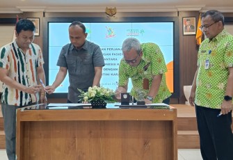  Penandatanganan perjanjian kerjasama pendampingan pasien TBC RO antara RSUD Kartini Karanganyar dengan Mentari Sehat Indonesia, Selasa (6/8/2024), di Ruang Edelweiss Lantai 2 RSUD Kartini Karanganyar.