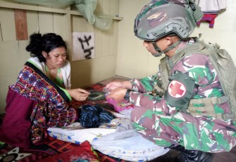 Satgas Habema Obati Warga Mumugu Sakit Malaria