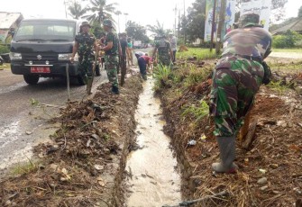 Koramil 1001-01/Juai melaksanakan Kegiatan Karya Bakti mengantisipasi Bencana Banjir & Wabah Penyakit yang bertempat di Desa Mungkur Uyam, Kecamatan Juai, Kabupaten Balangan, Selasa (23/01/2024)