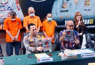 Direktur Narkoba Polda Metro Jaya Kombes Hengki didampingi Kabid Humas Polda Metro Jaya Kombes Ade Ary Syam Indradi saat melakukan konferensi pers 