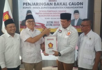 Adhe Eliana (dua dari kiri) Bacabup Karanganyar dari internal Partai Gerindra.