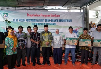 Gubernur Rohidin Serahkan Alsintan Kepada 11 Kelompok Tani