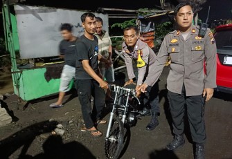 Polisi menindak sekelompok pemuda saat hendak memulai aksi balap liar di kawasan Jalan Solo - Sragen, tepatnya di depan SPBU Waru, Kecamatan Kebakkramat, Kabupaten Karanganyar, pada Minggu (4/2/2024) jelang dini hari.