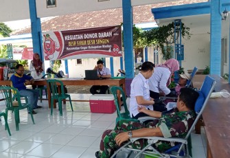 Serka Supriyanto anggota Koramil 13/Kebonsari Kodim 0803/Madiun turut melaksanakan kegiatan donor darah yang dilakukan oleh petugas PMI Kabupaten Madiun