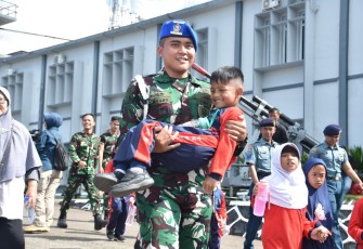  TNI Angkatan Laut (TNI AL) dalam hal ini Komando Armada I (Koarmada I) melaksanakan kegiatan Outing Class bagi siswa-siswi Taman Kanak-kanak (TK) Negeri Pembina II Tanjungpinang di Markas Komando (Mako) Koarmada I, Kamis (29/02)