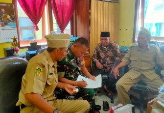 Babinsa saat Komsos dengan Perangkat Desa Bibrik untuk Validasi Data Masyarakat