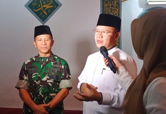 Gubernur Rohidin pada momen buka bersama yang digelar Korem 041 Garuda Emas yang dihadiri Pangdam II/Sriwijaya Mayor Jenderal TNI Yanuar Adil di Lapangan Makorem 041 Garuda Emas Bengkulu