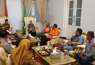Deputi Bidang Logistik dan Peralatan (Logpal) Badan Nasional Penanggulangan Bencana (BNPB) Dr. Lilik Kurniawan, S.T., M.Si. yang mewakili Kepala BNPB Letjen TNI Suharyanto, melakukan kunjungan kerja ke lokasi terdampak banjir bandang di Kabupaten Pasuruan, Jawa Timur, Selasa (30/1).